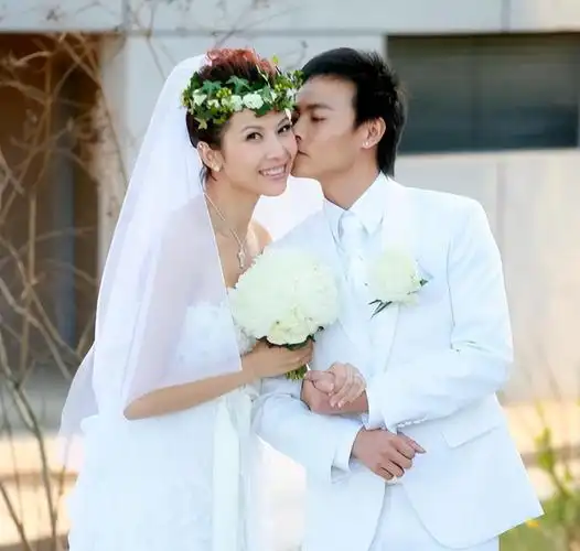 回顾蔡少芬嫁小丈夫张晋婚后连生三胎一家五口蜗居80㎡公寓