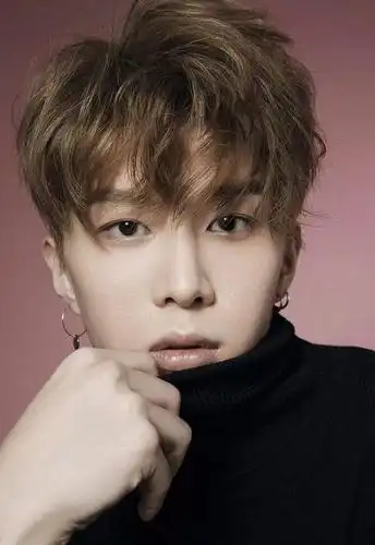 范丞丞外出聚餐竟在室内吸烟姿势熟练,"完美少年"人设崩塌