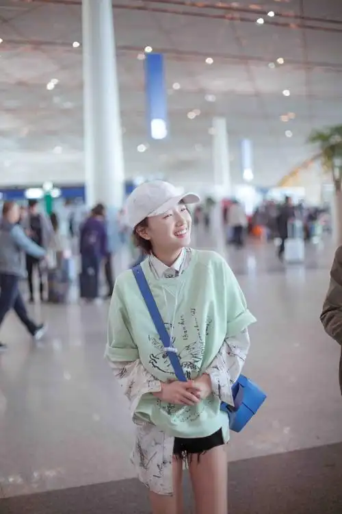 周冬雨"薄荷绿"现身机场 一路说笑心情大好