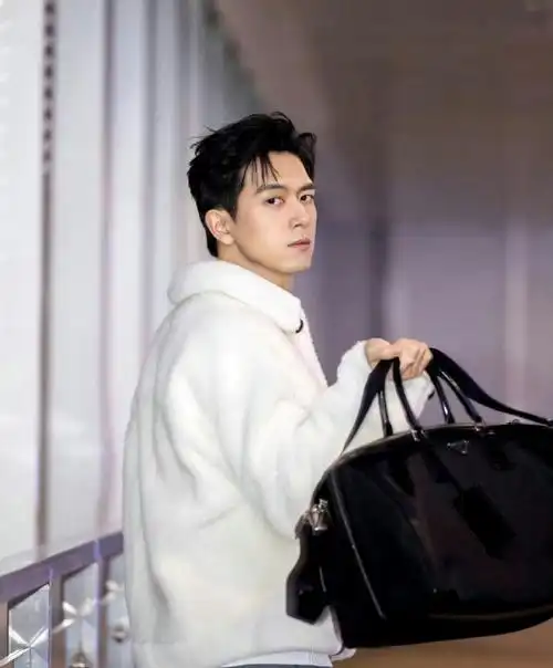 李现羊羔毛外套#李现羊羔毛外套,真的很帅气呀,状态好好啊,爱了爱了