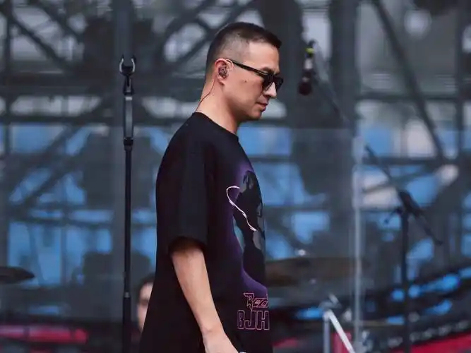 汪峰,唯一还坚持在演唱会前线的老牌音乐人_窦唯_许巍_崔健