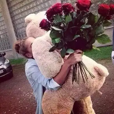 女生头像手捧玫瑰花是什么意思