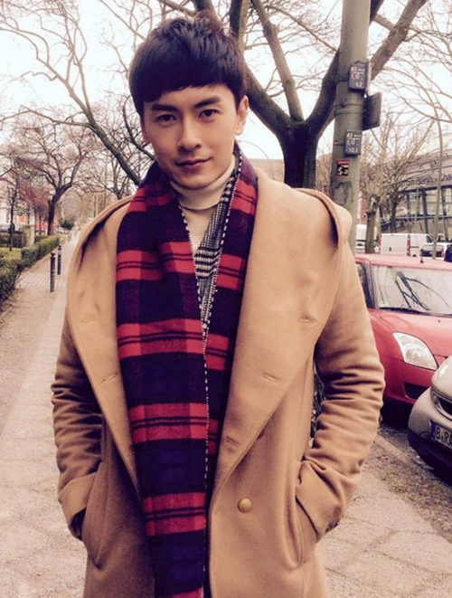 37岁的郑元畅长相"年轻",188的身高让人羡慕,穿西装帅气