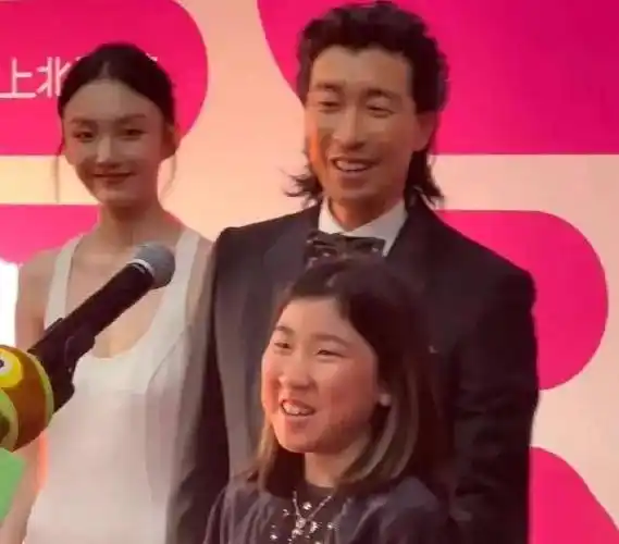 王千源一家三口罕见同框,妻子时髦气质好,网友:这父女俩也太像了