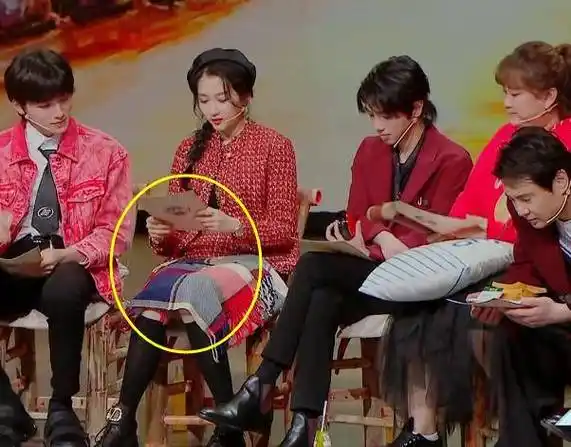 关晓彤拉开裙摆,宋亚轩想偷瞄,瞥到台下小鹿后,反应暴露求生欲_鹿晗