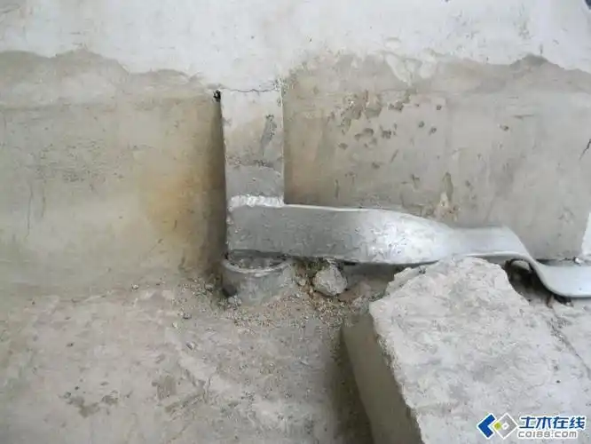 接地扁钢这样连接合格吗?