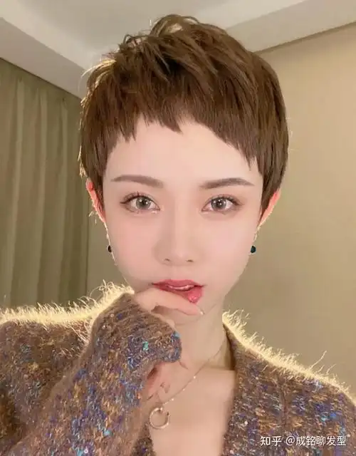 而流行的短发中,眉上短刘海大都会采用不等式的设计,来增加发型的