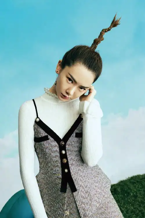 简介:戚薇复古百变时尚写真大片,分享一组戚薇图片给大家,图中的明星