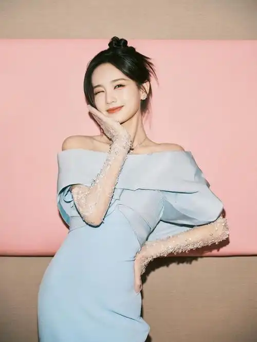 李一桐穿着一袭淡蓝色的一字肩长裙亮相,身姿曼妙,曲线玲珑,甜美可爱