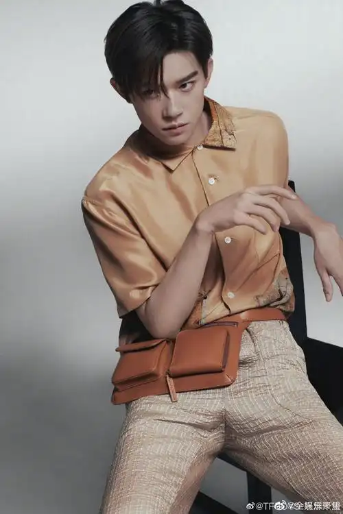 果然有颜值的男孩子就算披个麻袋都帅!易烊千玺多元风格造型图96