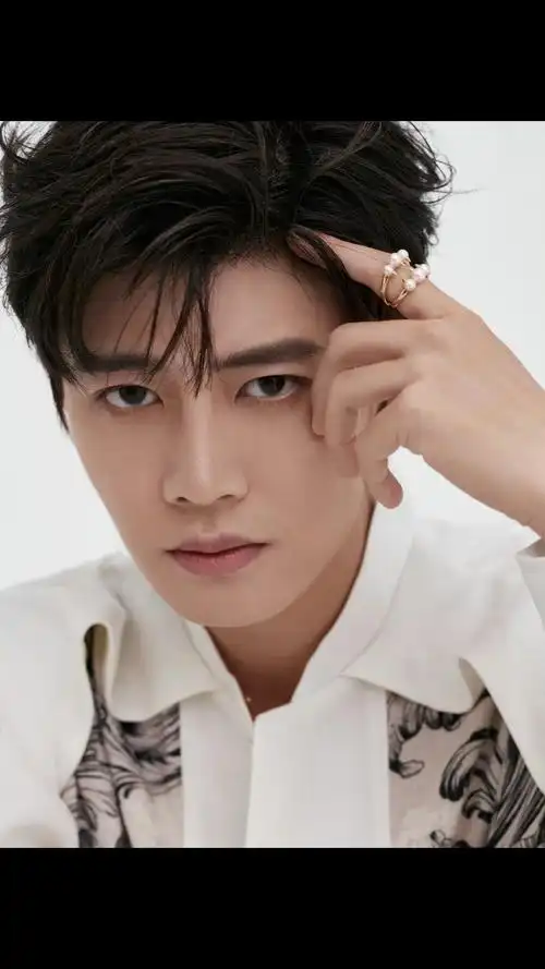 第一场宠粉福利收官#白色花衬衣清爽,优雅气质十足#任嘉伦