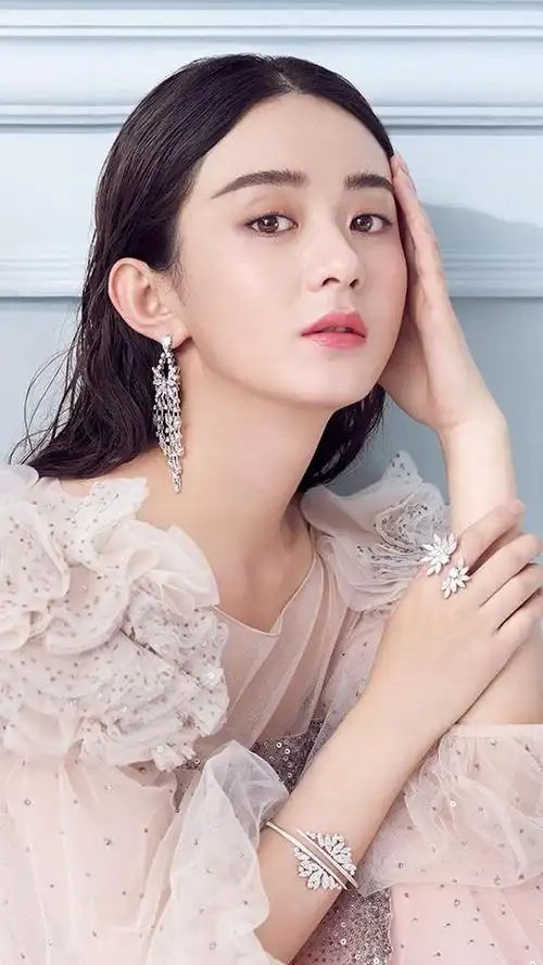 陈乔恩吊带裙文艺性感写真高清手机壁纸:黄色吊带裙干净迷人,散发着