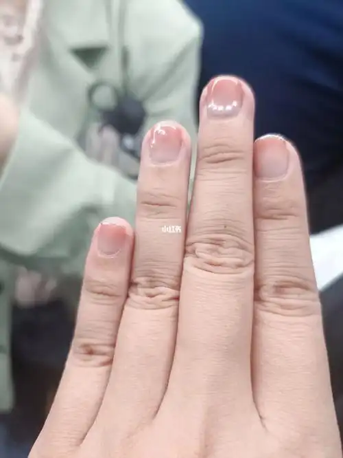 黄黑短指甲美甲