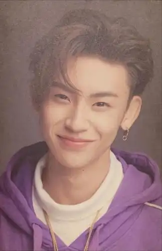 (ps:现在看0406出道那天的照片眼泪已经不会再想忍不住落下来了,我们