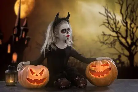 牛角和南瓜哥特式的万圣节派对吸血鬼女孩,有趣的背景恐怖邀请对鞋面