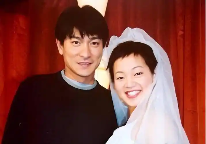 当初拼命工作的刘德华对初恋女友许下5年之约,而等来的却是女友的婚讯