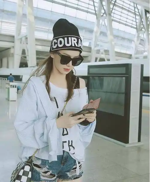 戚薇少女感十足,穿上蕾丝牛仔短裤,背上肩带,瞬间变身萌妹子!