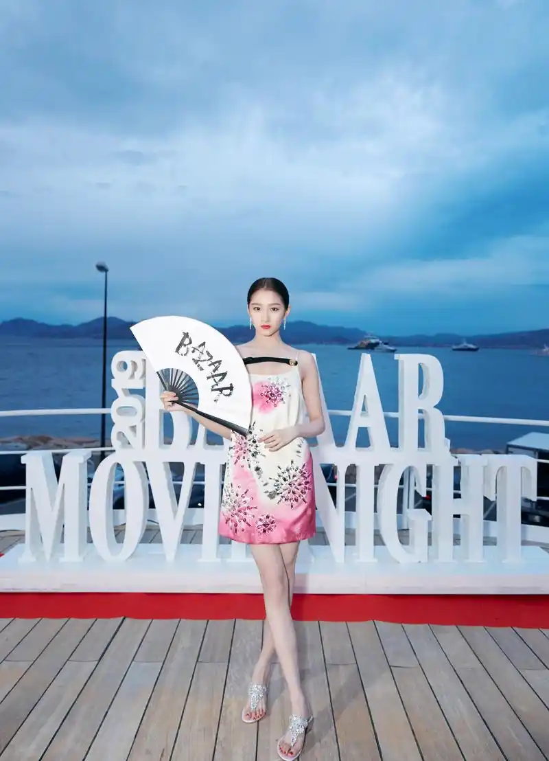 关晓彤当地时间17日晚亮相戛纳芭莎之夜,一同感受电影与时尚魅力.