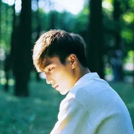 唯美男生头像侧面帅气_第1页