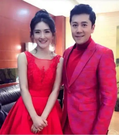 蔡国庆一家三口罕见合体亮相富婆妻子打扮朴素