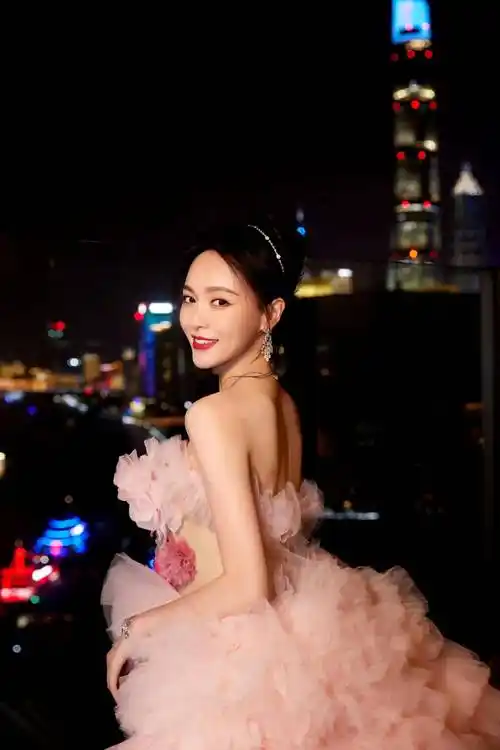 唐嫣微博之夜造型,一袭粉色抹身材蛋糕拖尾裙,清新甜美又减龄!