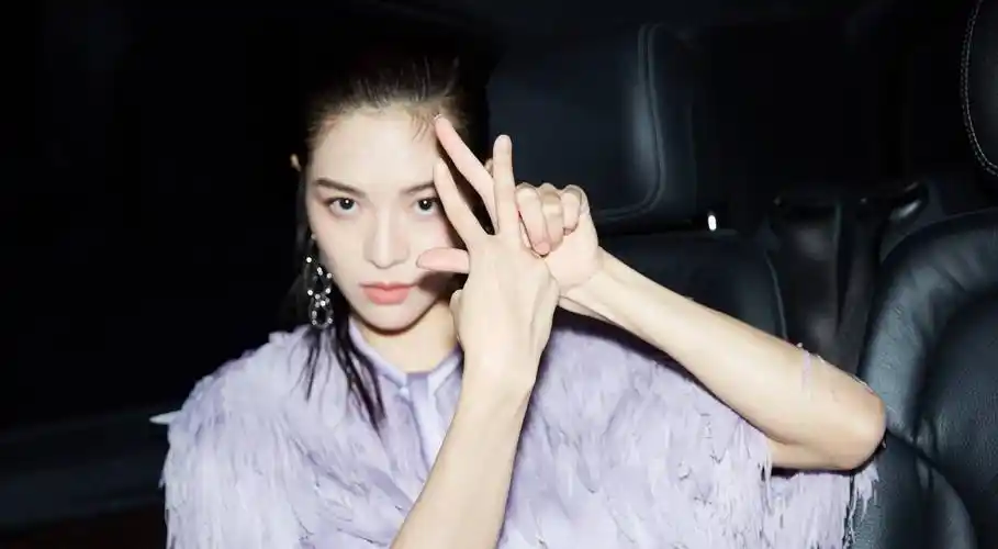 钟楚曦回应,在《跑男》里为什么要撕baby?为什么要嚼口香糖?