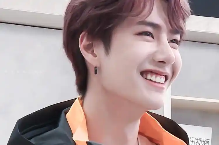 王一博暖笑丨治愈笑容加上他唱静止心情瞬间明媚