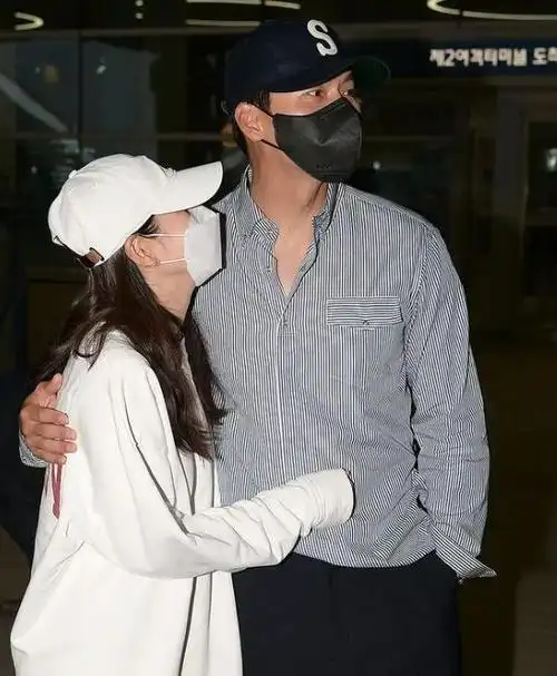 孙艺珍与玄彬在四月完婚后,六月即宣布怀孕的好消息,也因为迫降cp相当