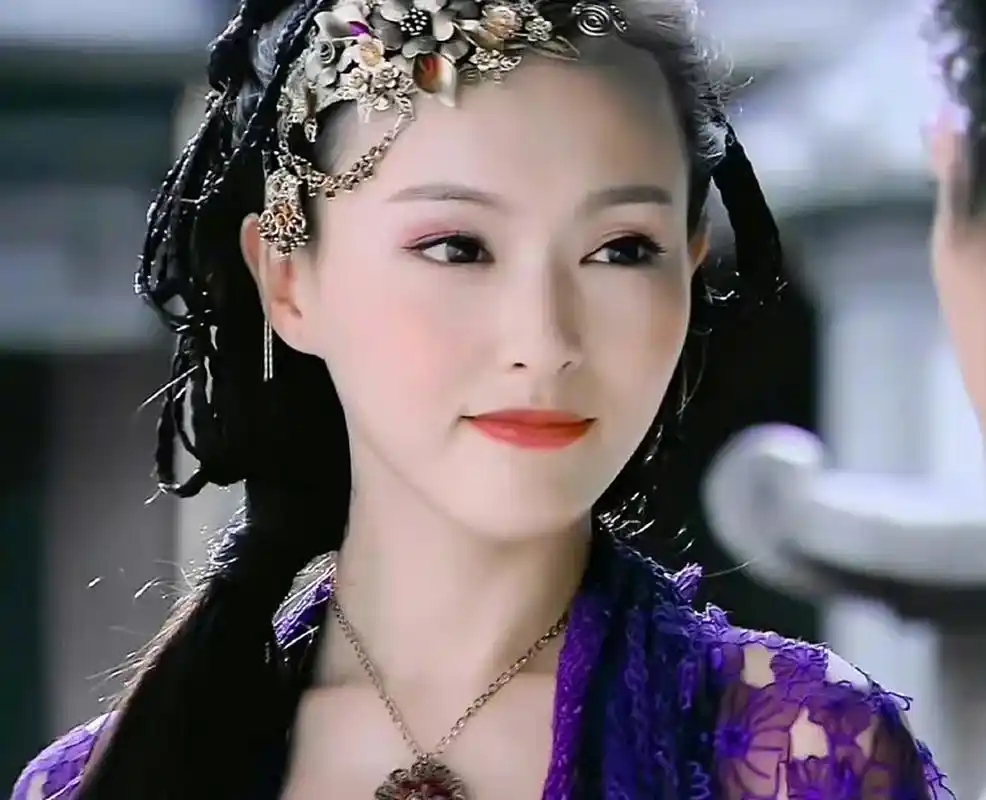 唐嫣新剧《念无双》的古装路透来啦,图也很糊,不过还是看得出这剧的