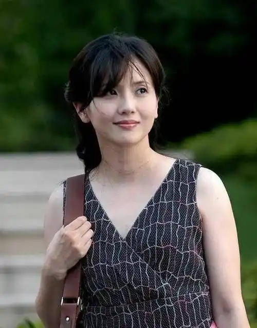 演员陶慧敏,嫁初恋老公恩爱几十年,婚后生一女一家三口幸福甜蜜