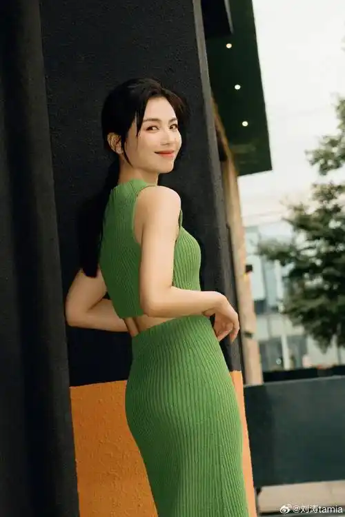 45岁雪肤玉貌蛮腰纤细如少女般惊艳_衣裳_合作_大片