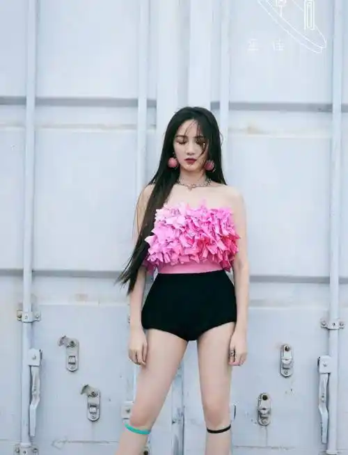 原创现在不流行毒汁裤了看孟佳的牛仔骑行裤时髦还显腿长