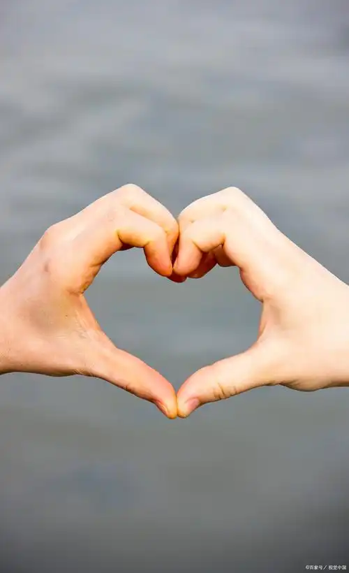 比心手势一人一半一男一女两只手比心的图片男女双手比心和比心相对的