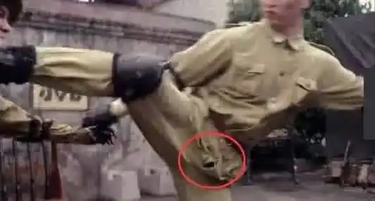 原创笑到尿裤子的穿帮镜头裤裆破个大洞还穿剧组是有多缺钱