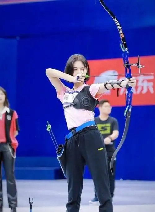 1米7许佳琪就是不一般普通运动裤穿得休闲好看这腿长了得