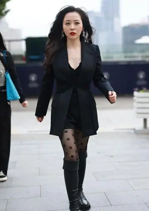 张靓颖有了女强人的感觉黑色西装配印花丝袜长靴秀出纤细美腿