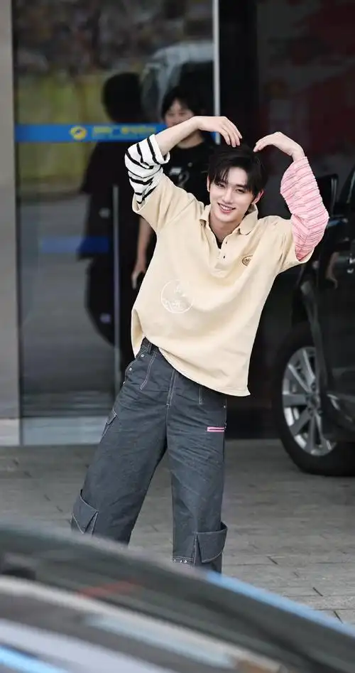 露一截锁骨清清冷冷的,笑起来又是实打实的甜心    #丁程鑫敖子逸hi6