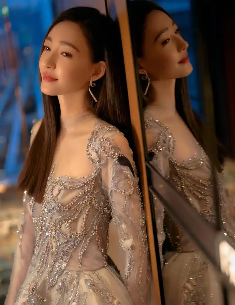 王丽坤身着浅色碎钻礼服裙,光彩照人.