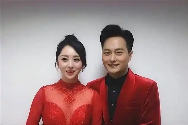 草根歌手云飞因星光大道一举成名后抛弃妻女娶小12岁娇妻