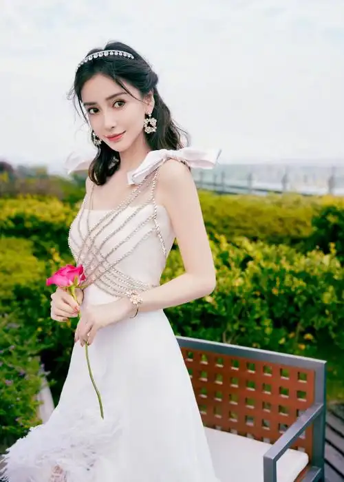 angelababy天鹅羽翼白裙造型##angelababy钻石羽毛白裙造型