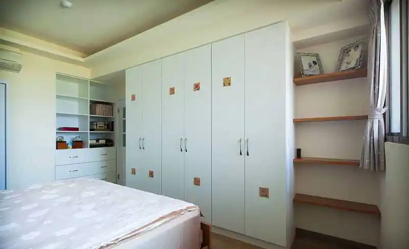 现代风格主卧室整体定制实木衣柜图片 白色大衣柜图片