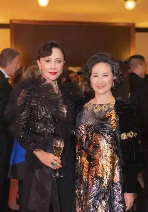 何超琼同框刘嘉玲,才知顶级贵妇美长啥样,身高矮半头气场却不输_分析