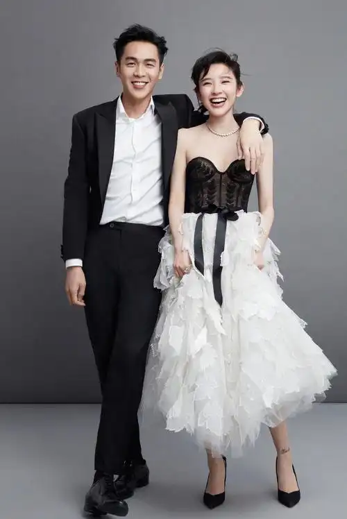 简介:张若昀唐艺昕甜蜜婚纱写真图片,分享一组张若昀图片给大家,图中