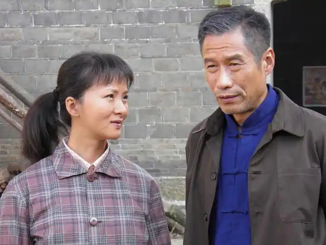 师小红与谢兰因戏生情,甘做丁克哪知老来得子,如今家庭幸福美满