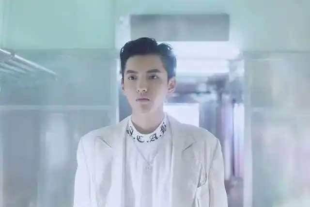 顶级流量的差距!张艺兴在蘑菇屋专心写歌,吴亦凡已经是臭名昭著