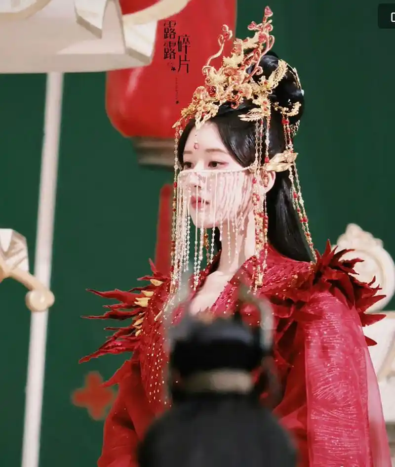 赵露思神隐中的大婚造型,感觉很华丽,一身红衣金珠链蒙面.