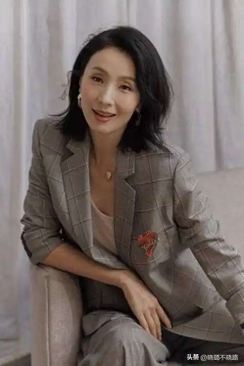 下面重点要为大家推荐三种比较百搭且时尚的卷发类型,希望大家能找到