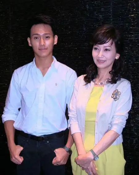 赵雅芝与儿子浙江卫视跨年共唱《甜蜜蜜》