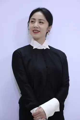 孙莉很少公开露面,眼角虽有皱纹,但浑身散发着古典优雅气质!