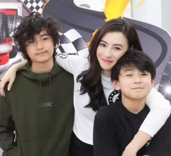 张柏芝母子出镜比心,谢振南搂紧妈妈流露保护欲,侧脸太像谢贤